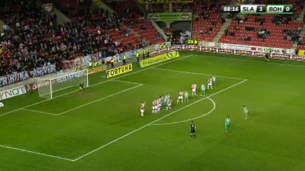 Kaleciyi firikikten fena avladı