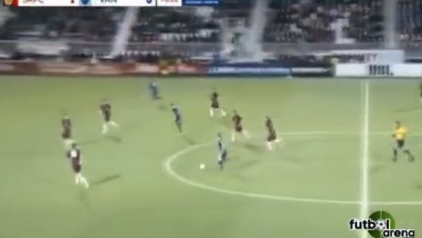 Orta sahadan yılın golünü attı!