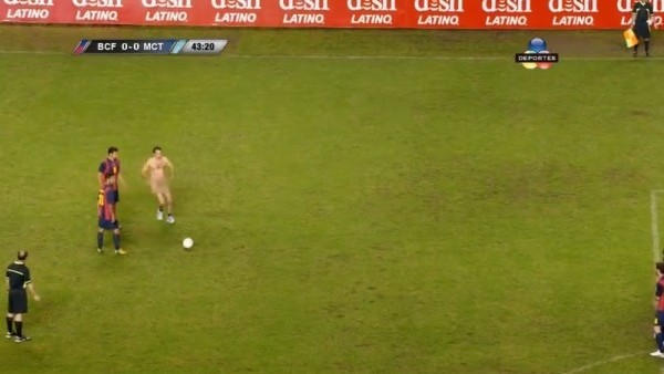 Çırılçıplak sahaya daldı