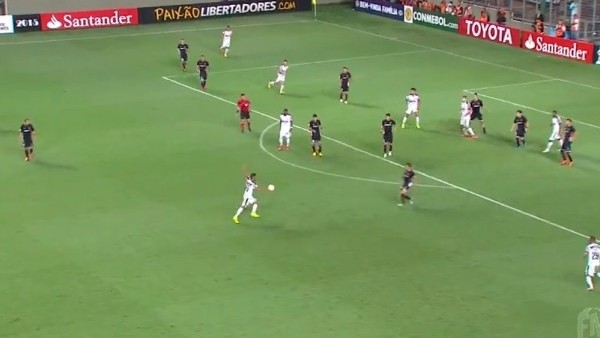 Ceza sahası dışından kaleciyi çaresiz bırakan gol