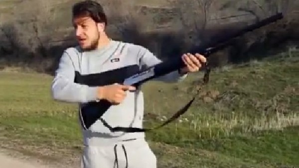 Batuhan Karadeniz'den pompalı tüfekle paylaşım