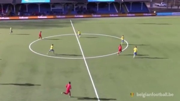 Orta sahadan inanılmaz bir gol kaydetti!