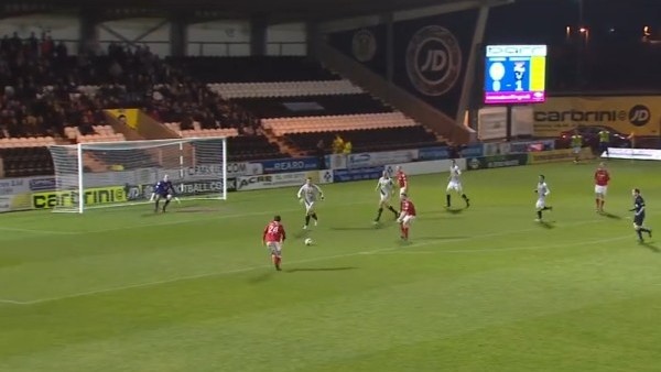 Kaleciden klas bir kurtarış