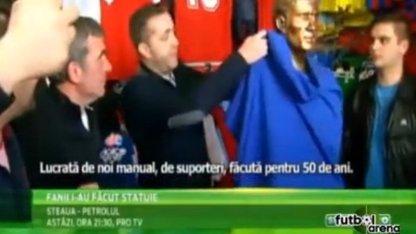 Hagi'nin heykeli dikildi!