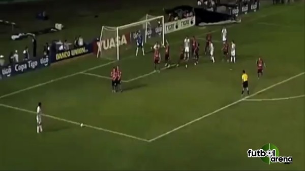 Futbolda güreşe 2 kırmızı kart!