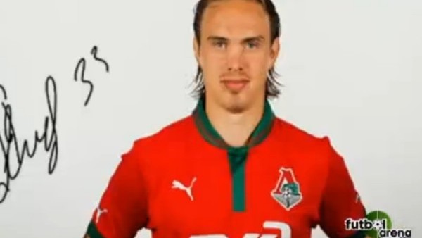 Ünlü futbolcu 170 km hızla direğe çarptı