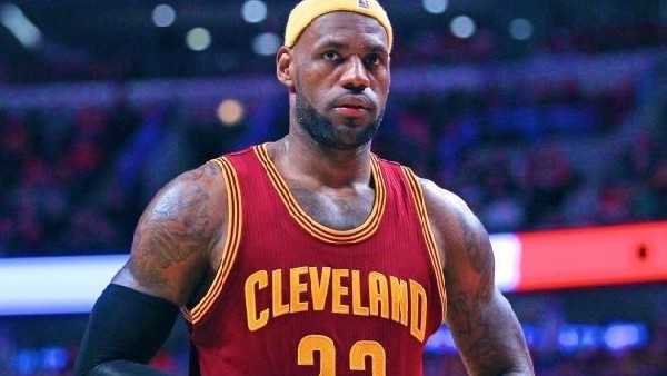 LeBron James kontrolü eline aldı