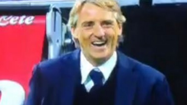 Mancini'den hakeme gülerek tepki