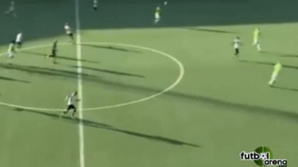 Rakip Yarı Sahadan Kendi Kalesine Attı!