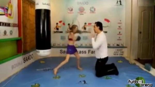 Minik boksör kız büyüledi!
