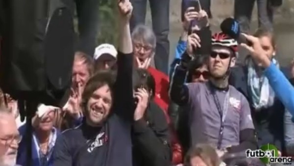 Ünlüler yardım için direksiyon başında