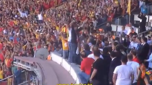 Mehmet Sepil Taraftara Üçlü Çektirdi