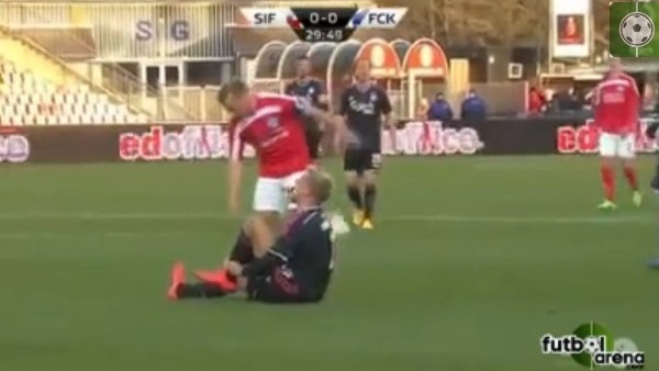 Rakibinin ayağını kırdı!