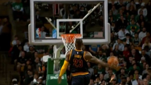 Lebron James'in Müthiş Smaçı