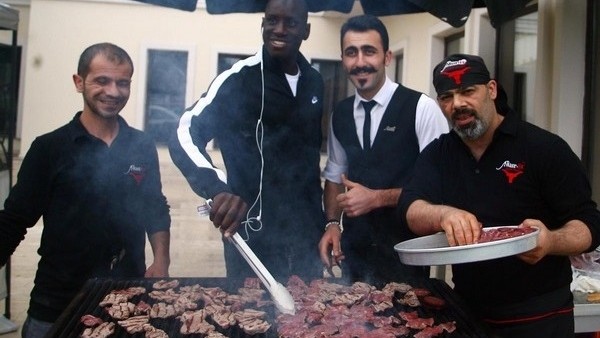 Demba Ba mangalın başına geçti, sucuk pişirdi!