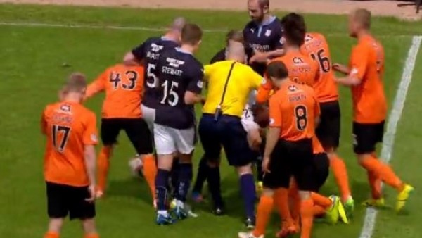 Topun üzerine yattı, rakibi çıldırttı!