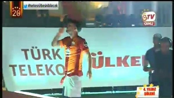 Sneijder, Arena'da tribünlere üçlü çektirdi.