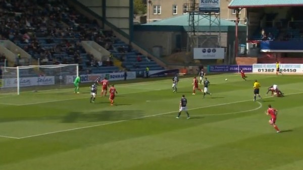 Kaleciden akıl almaz kurtarışlar!