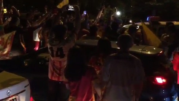 Polis taraftara üçlü çektirdi