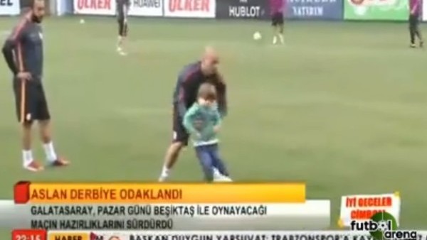 Yekta'nın oğluyla Sneijder futbol oynadı
