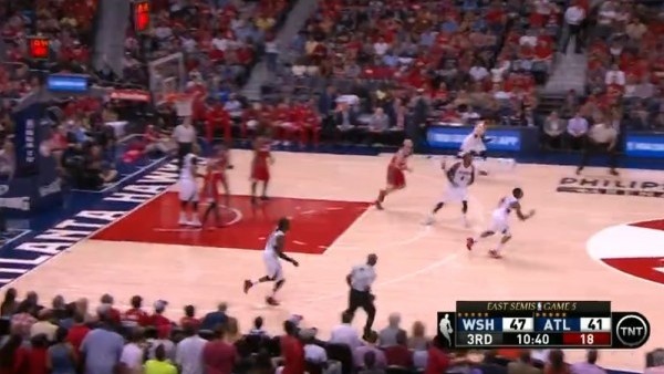 Böyle asist görülmedi! Bakmadan attı...