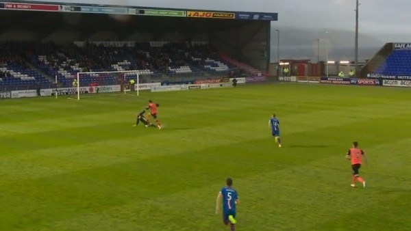 Kaleci suyun azizliğine uğradı, orta sahadan golü yedi!