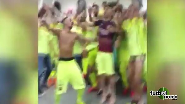 Uçakta şampanyalı kutlama!