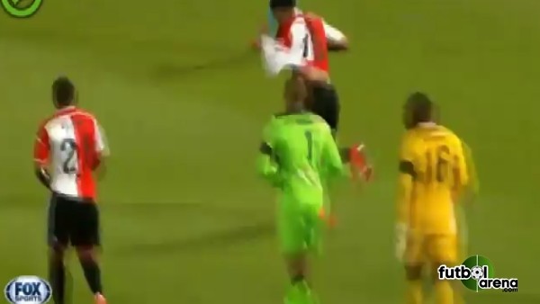 Colin Kazım rakibine tokat attı