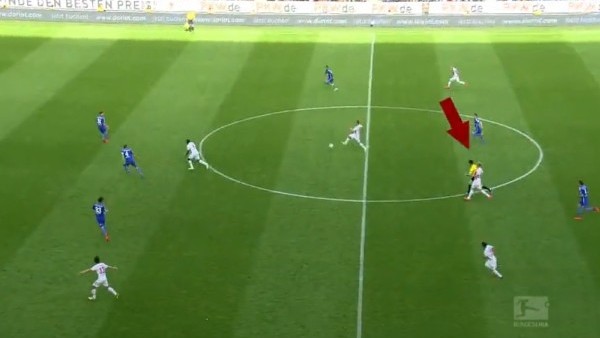 Hakem bir anda yere kapaklandı