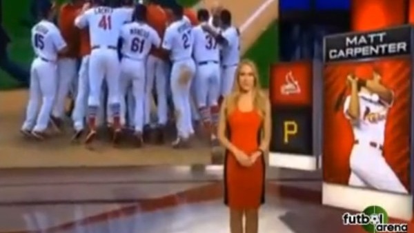 Kadın spiker spor haberi sunarken aniden...