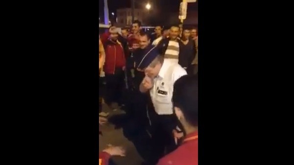 Belçika'da polise 3'lü çektirdiler