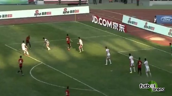 Dünyanın en ilginç frikik golü!