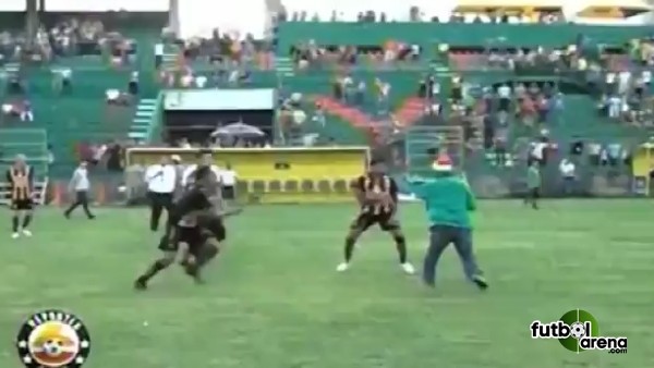 Taraftara uçan tekme!