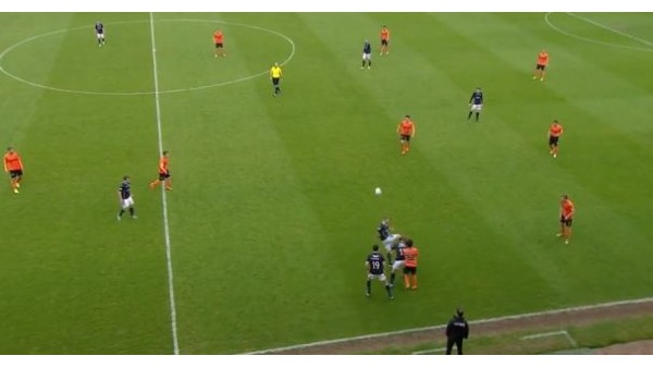 Rakibine tabanla daldı, ortalık karıştı!