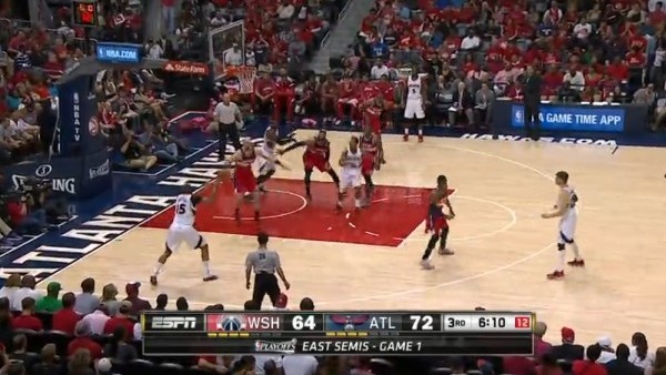 Rakiplerinin üzerinden uçarak smaç