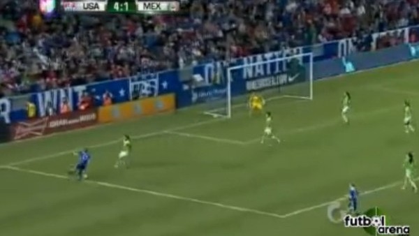 Kadın futbolcudan müthiş asist