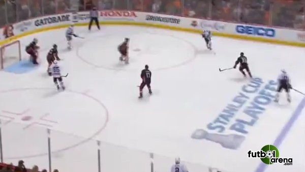 Buz Hokeyinde Kafa Golü!