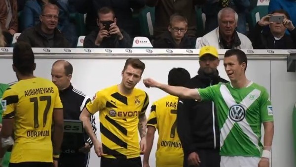 Rakibinin Kulağını Çekti