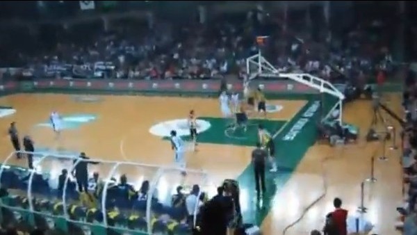 Fenerbahçe taraftarından Jan Vesely'e özel tezahürat