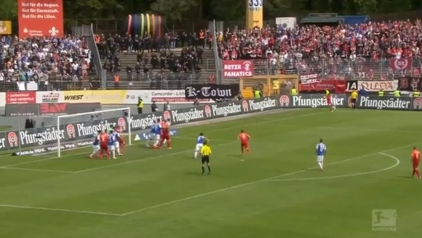 Almanya'da Türk futbolcu kornerden golü attı