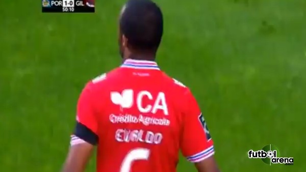 Rakibinin kafasına bastı!