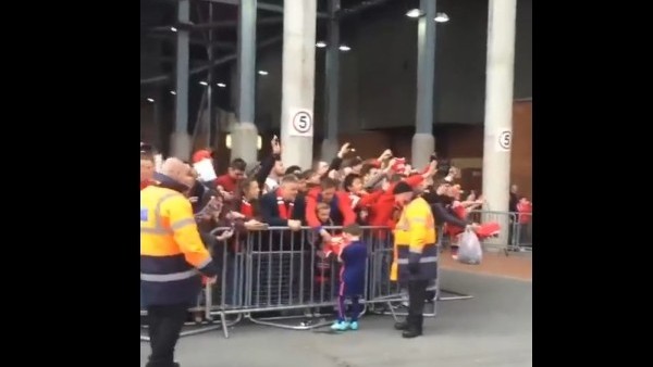 Wayne Rooney'nin oğlu imza dağıtıyor