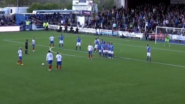 Sol ayağıyla inanılmaz frikik!