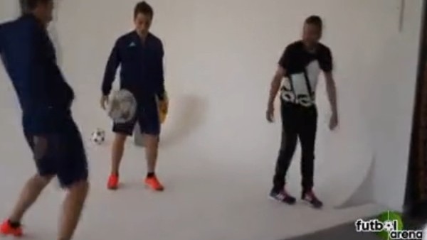 İkizlerden Jordi Alba'ya futbol dersi!