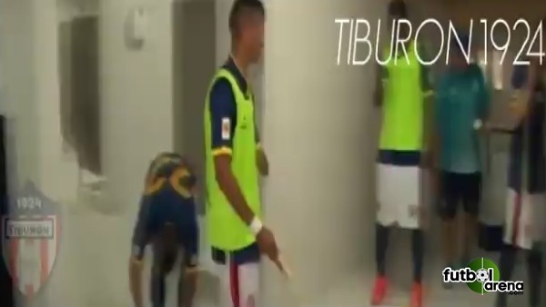 Dünya futbol tarihinde bir ilk! Engelli futbolcu sahaya çıktı...