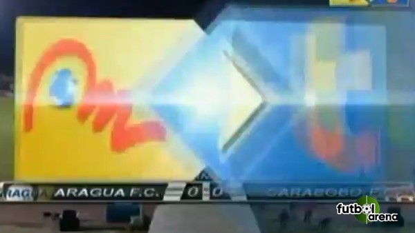 Canlı yayında inanılmaz an! Futbolcuya tekme...