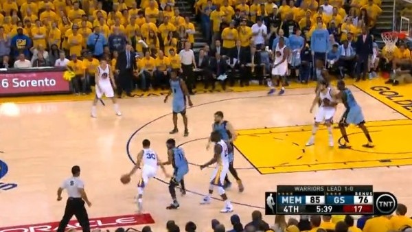 Tony Allen araya girdi ve smacı bastı!