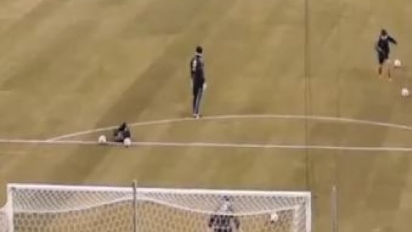 Futbol tarihinde bir ilk! Tek şutla 2 gol attı..