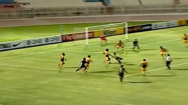 Dönerek voleyi çaktı, müthiş attı!