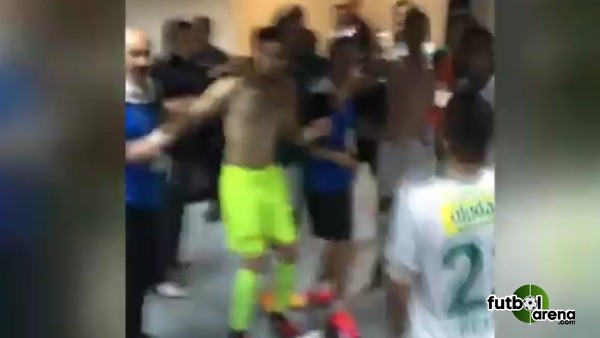 Bursasporlular soyunma odasını inletti!